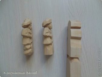 Різьблені шахи з дерева (17 фото): особливості ручної роботи, різьба шахових дерев’яних фігур, креслення і технологія