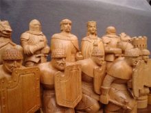 Різьблені шахи з дерева (17 фото): особливості ручної роботи, різьба шахових дерев’яних фігур, креслення і технологія