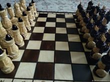 Різьблені шахи з дерева (17 фото): особливості ручної роботи, різьба шахових дерев’яних фігур, креслення і технологія