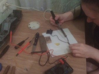 Ремонт акваріумних світильників (18 фото): як відремонтувати лампи освітлення акваріума своїми руками? Заміна лампи підсвічування на Т8