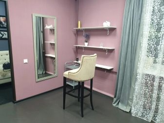 Робоче місце візажиста (42 фото): дизайн кабінету в будинку, стійка і інша необхідна меблі для гримерки