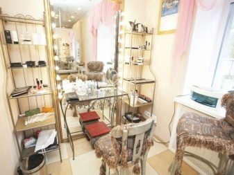 Робоче місце візажиста (42 фото): дизайн кабінету в будинку, стійка і інша необхідна меблі для гримерки