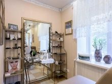 Робоче місце візажиста (42 фото): дизайн кабінету в будинку, стійка і інша необхідна меблі для гримерки