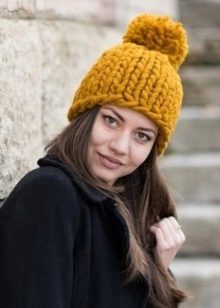 Шапка з товстої пряжі (89 фото): жіночі зимові шапки з товстих ниток, з відворотом, англійської гумкою