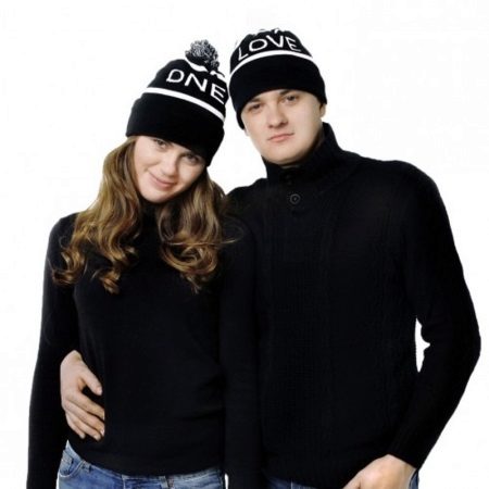 Шапки з написами (52 фото): з текстом vogue, meow, swag, boy, black, Росія, homies, сірі моделі і кольору