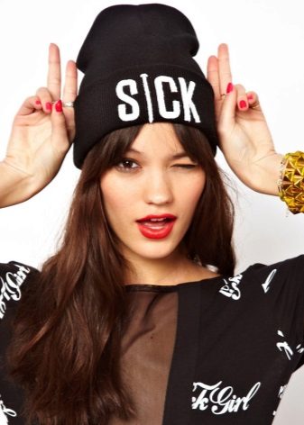 Шапки з написами (52 фото): з текстом vogue, meow, swag, boy, black, Росія, homies, сірі моделі і кольору