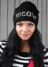 Шапки з написами (52 фото): з текстом vogue, meow, swag, boy, black, Росія, homies, сірі моделі і кольору