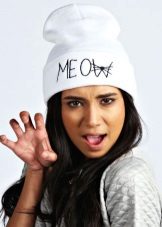 Шапки з написами (52 фото): з текстом vogue, meow, swag, boy, black, Росія, homies, сірі моделі і кольору