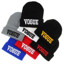 Шапки з написами (52 фото): з текстом vogue, meow, swag, boy, black, Росія, homies, сірі моделі і кольору