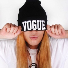Шапки з написами (52 фото): з текстом vogue, meow, swag, boy, black, Росія, homies, сірі моделі і кольору