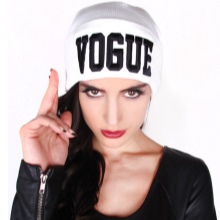 Шапки з написами (52 фото): з текстом vogue, meow, swag, boy, black, Росія, homies, сірі моделі і кольору