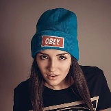 Шапки з написами (52 фото): з текстом vogue, meow, swag, boy, black, Росія, homies, сірі моделі і кольору