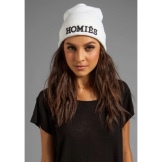 Шапки з написами (52 фото): з текстом vogue, meow, swag, boy, black, Росія, homies, сірі моделі і кольору