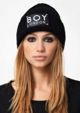 Шапки з написами (52 фото): з текстом vogue, meow, swag, boy, black, Росія, homies, сірі моделі і кольору