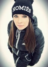 Шапки з написами (52 фото): з текстом vogue, meow, swag, boy, black, Росія, homies, сірі моделі і кольору