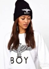 Шапки з написами (52 фото): з текстом vogue, meow, swag, boy, black, Росія, homies, сірі моделі і кольору
