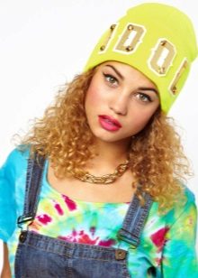 Шапки з написами (52 фото): з текстом vogue, meow, swag, boy, black, Росія, homies, сірі моделі і кольору