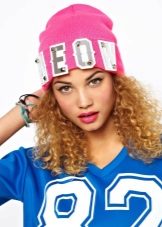 Шапки з написами (52 фото): з текстом vogue, meow, swag, boy, black, Росія, homies, сірі моделі і кольору