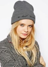 Шапки з написами (52 фото): з текстом vogue, meow, swag, boy, black, Росія, homies, сірі моделі і кольору