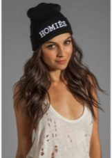 Шапки з написами (52 фото): з текстом vogue, meow, swag, boy, black, Росія, homies, сірі моделі і кольору