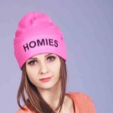 Шапки з написами (52 фото): з текстом vogue, meow, swag, boy, black, Росія, homies, сірі моделі і кольору
