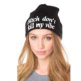 Шапки з написами (52 фото): з текстом vogue, meow, swag, boy, black, Росія, homies, сірі моделі і кольору