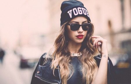 Шапки з написами (52 фото): з текстом vogue, meow, swag, boy, black, Росія, homies, сірі моделі і кольору