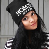 Шапки з написами (52 фото): з текстом vogue, meow, swag, boy, black, Росія, homies, сірі моделі і кольору