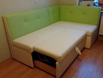 Шкіряні дивани на кухню (32 фото): маленькі кухонні диванчики з екошкіри, великі моделі зі спальним місцем з натуральної шкіри