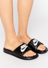 Шльопанці Nike (57 фото): жіночі шльопанці “Найк”, моделі Solarsoft slide, сандалі, які робляться ляпанцями