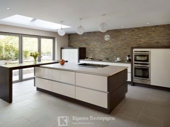 Шоколадні кухні (53 фото): кухонні гарнітури кольору шоколад і молоко в інтер’єрі, біло-шоколадні поєднання і інші варіанти дизайну
