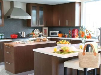 Шоколадні кухні (53 фото): кухонні гарнітури кольору шоколад і молоко в інтер’єрі, біло-шоколадні поєднання і інші варіанти дизайну