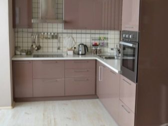 Шоколадні кухні (53 фото): кухонні гарнітури кольору шоколад і молоко в інтер’єрі, біло-шоколадні поєднання і інші варіанти дизайну