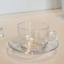 Скляні кухлі: прозорі чашки зі скла з кришкою і трубочкою для чаю, чорні чашки для кави і інші варіанти