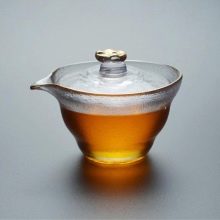 Скляні кухлі: прозорі чашки зі скла з кришкою і трубочкою для чаю, чорні чашки для кави і інші варіанти