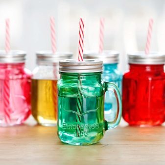 Скляні кухлі: прозорі чашки зі скла з кришкою і трубочкою для чаю, чорні чашки для кави і інші варіанти
