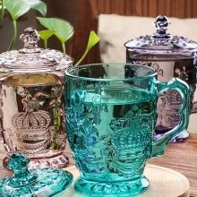 Скляні кухлі: прозорі чашки зі скла з кришкою і трубочкою для чаю, чорні чашки для кави і інші варіанти