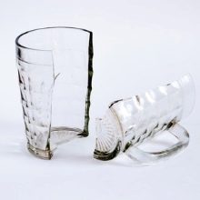 Скляні кухлі: прозорі чашки зі скла з кришкою і трубочкою для чаю, чорні чашки для кави і інші варіанти