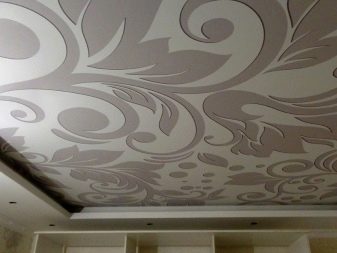 Стелі з малюнком в зал (39 фото): який візерунок на стелю вибрати для вітальні?