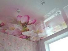 Стелі з малюнком в зал (39 фото): який візерунок на стелю вибрати для вітальні?