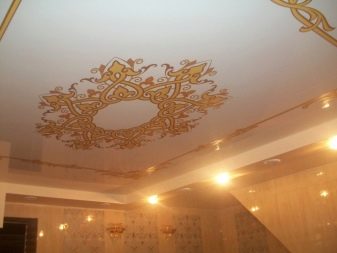 Стелі з малюнком в зал (39 фото): який візерунок на стелю вибрати для вітальні?