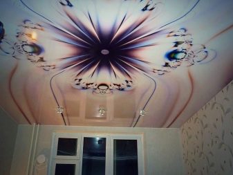 Стелі з малюнком в зал (39 фото): який візерунок на стелю вибрати для вітальні?