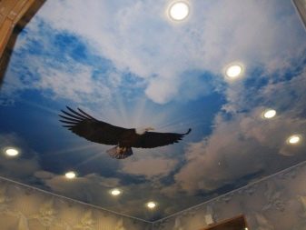Стелі з малюнком в зал (39 фото): який візерунок на стелю вибрати для вітальні?