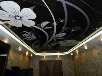 Стелі з малюнком в зал (39 фото): який візерунок на стелю вибрати для вітальні?