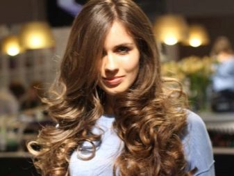 Світлий шатен (49 фото): золотисті світлі шатенки, коричневий і фіолетовий, фіолетовий і інші відтінки кольору волосся