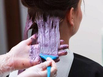 Світло-рожеві волосся (47 фото): фарбування каре і довгого волосся в світло-рожевий колір. Як дівчині зробити світло-рожеві волосся з темними корінням?
