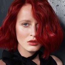 Темно-червоний колір волосся (37 фото): кому йдуть темні відтінки з червоним відливом? Як пофарбувати волосся і доглядати за ними після фарбування?