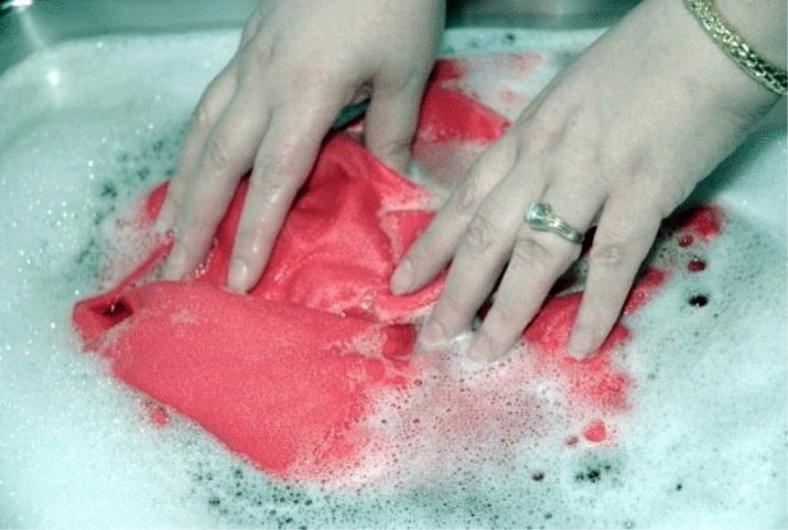 Тканину таффета: що це таке? Опис з характеристиками. Особливості підкладкового пухотримаючого матеріалу. Промокає чи таффета?