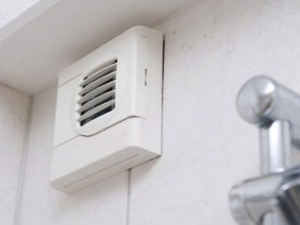 Туалет під сходами (43 фото): розміри санвузла під сходами на другий поверх і проекти розміщення під нею, варіанти для дерев’яного будинку