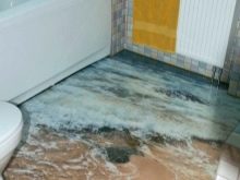 Туалет під сходами (43 фото): розміри санвузла під сходами на другий поверх і проекти розміщення під нею, варіанти для дерев’яного будинку